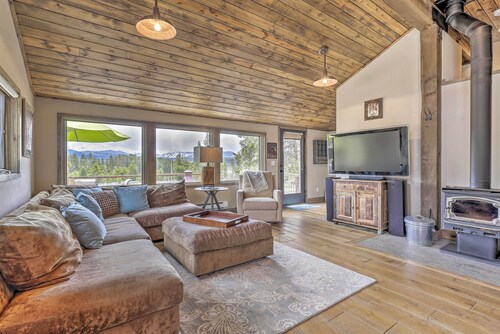 Updated Cabin w/ Hot Tub ~ 11 Mi to Winter Park!