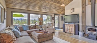 Updated Cabin w/ Hot Tub ~ 11 Mi to Winter Park!