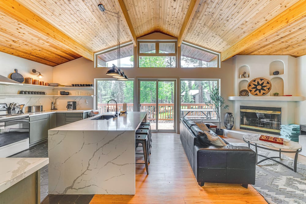 Stylish, Serene Angel Fire Cabin w/ Hot Tub! - Ute Park