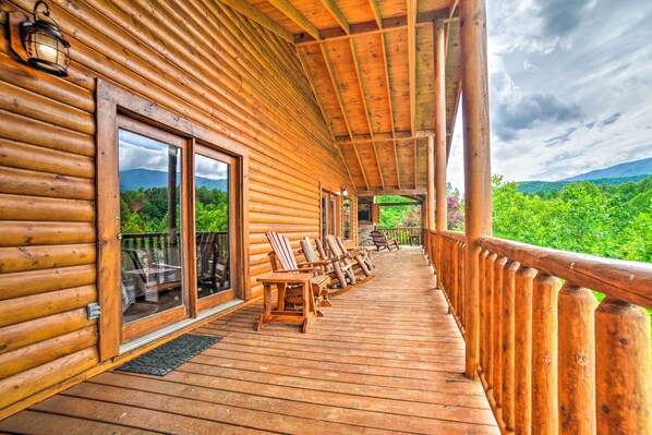 Interior - Gatlinburg Cabin w/ Home Theater & Hot Tub! (Gatlinburg)