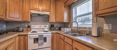 House (2 Bedrooms) | Private kitchen | Microwave, oven, stovetop, dishwasher