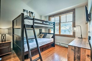 3 kamar tidur, setrika/meja setrika, dan tempat tidur bayi gratis