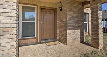 West San Antonio Home w/ Yard: 16 Mi to Dtwn!