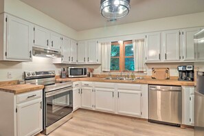 Interior - Game Room + Fire Pit: Weaverville Family Home! (Weaverville)