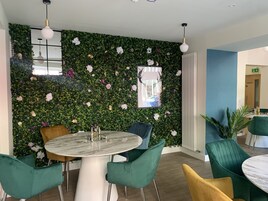 供应午餐和晚餐