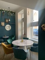 供应午餐和晚餐