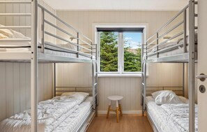 4 bedrooms, travel crib, free WiFi