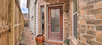 2,500 Sq Ft Townhome - Walk to Central River Oaks!