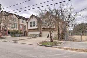 A residential street with houses, a driveway, and a mailbox. - 2,500 Sq Ft Townhome - Walk to Central River Oaks! (Houston)