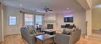2,500 Sq Ft Townhome - Walk to Central River Oaks!