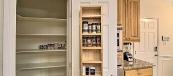 2,500 Sq Ft Townhome - Walk to Central River Oaks!