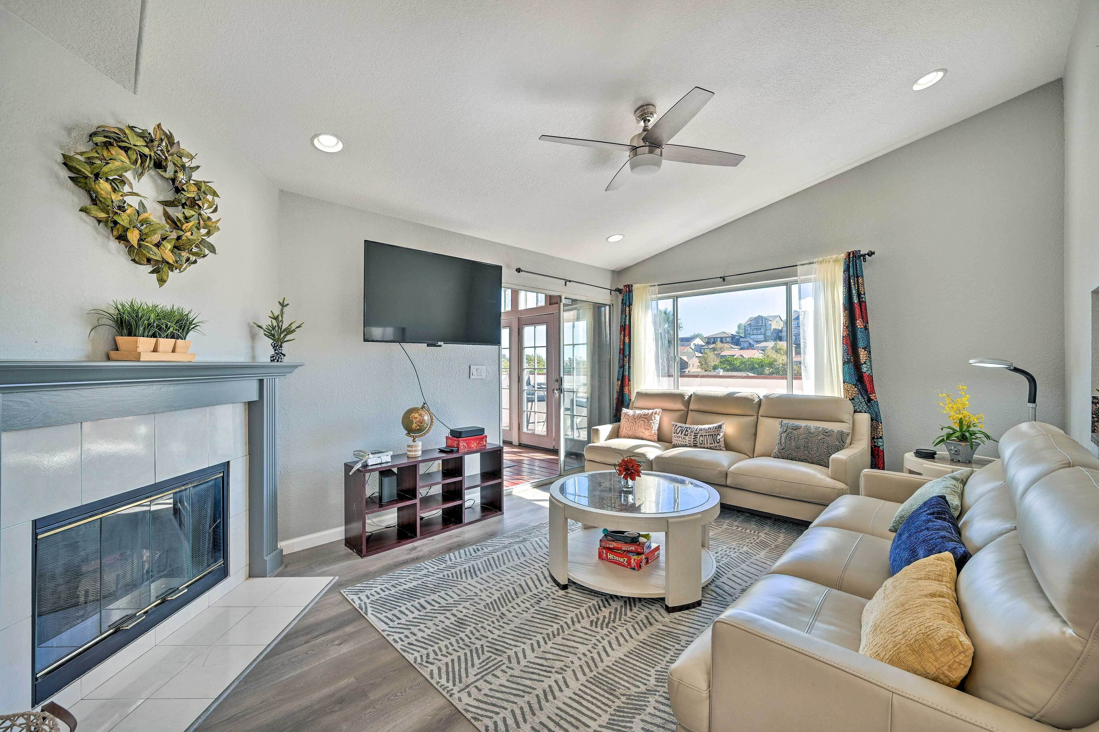 Bright Bay Point Home w/ Deck & Gas Grill!