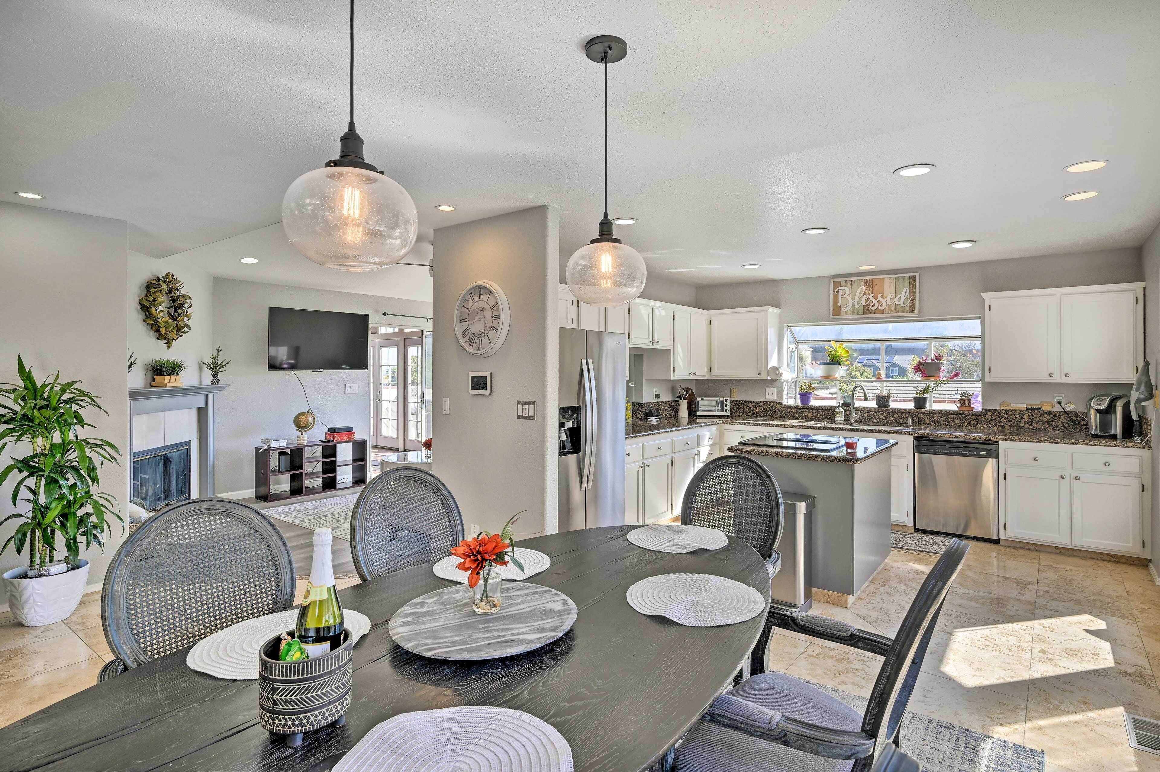Bright Bay Point Home w/ Deck & Gas Grill!