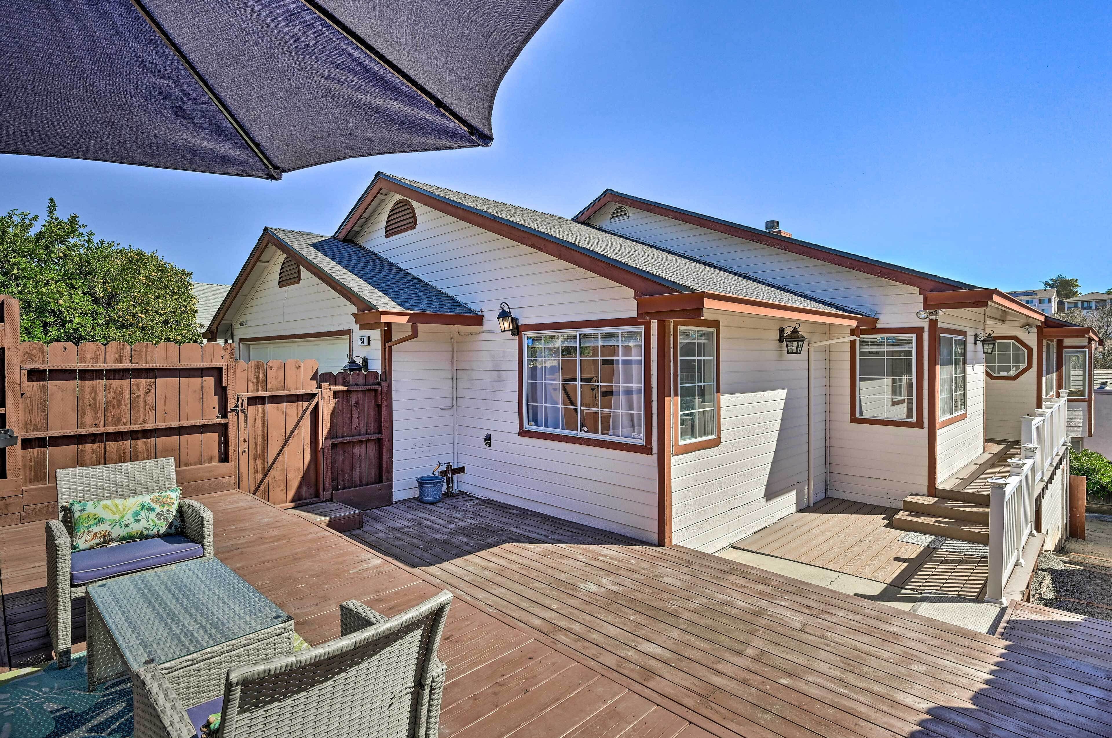 Bright Bay Point Home w/ Deck & Gas Grill!