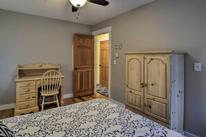 Interior - Bainbridge Island Abode < 1 Mi to Winslow! (Bainbridge Island)