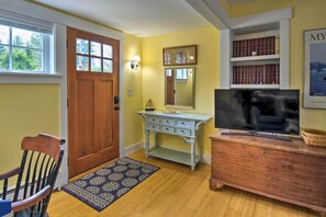 House (2 Bedrooms) | Interior - Bainbridge Island Abode < 1 Mi to Winslow! (Bainbridge Island)