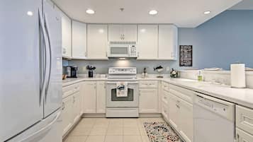 Apartment (3 Bedrooms) | Private kitchen | Microwave, oven, stovetop, dishwasher