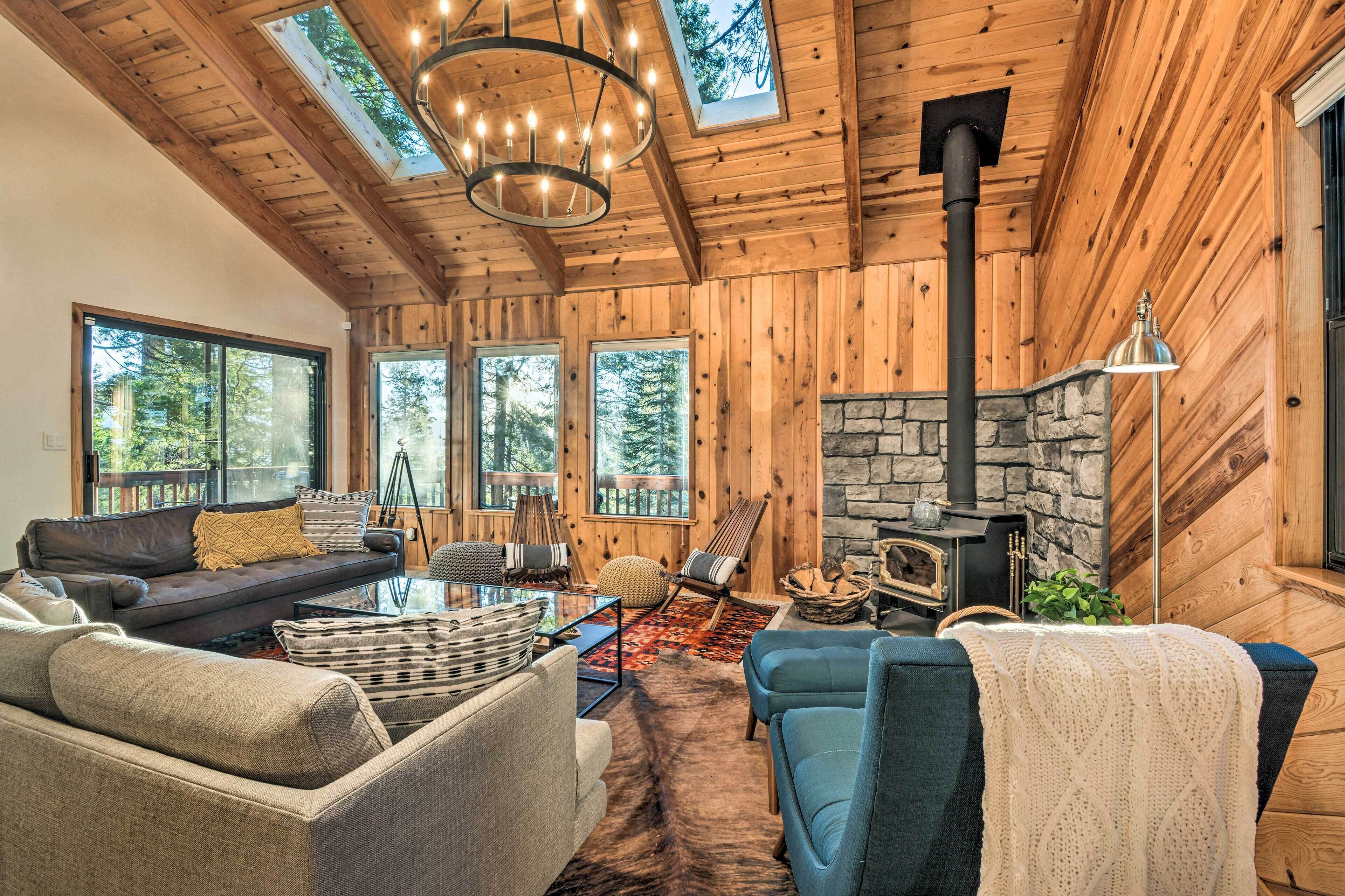 Arnold Cabin: Hot Tub, Fire Pit & Epic Views!