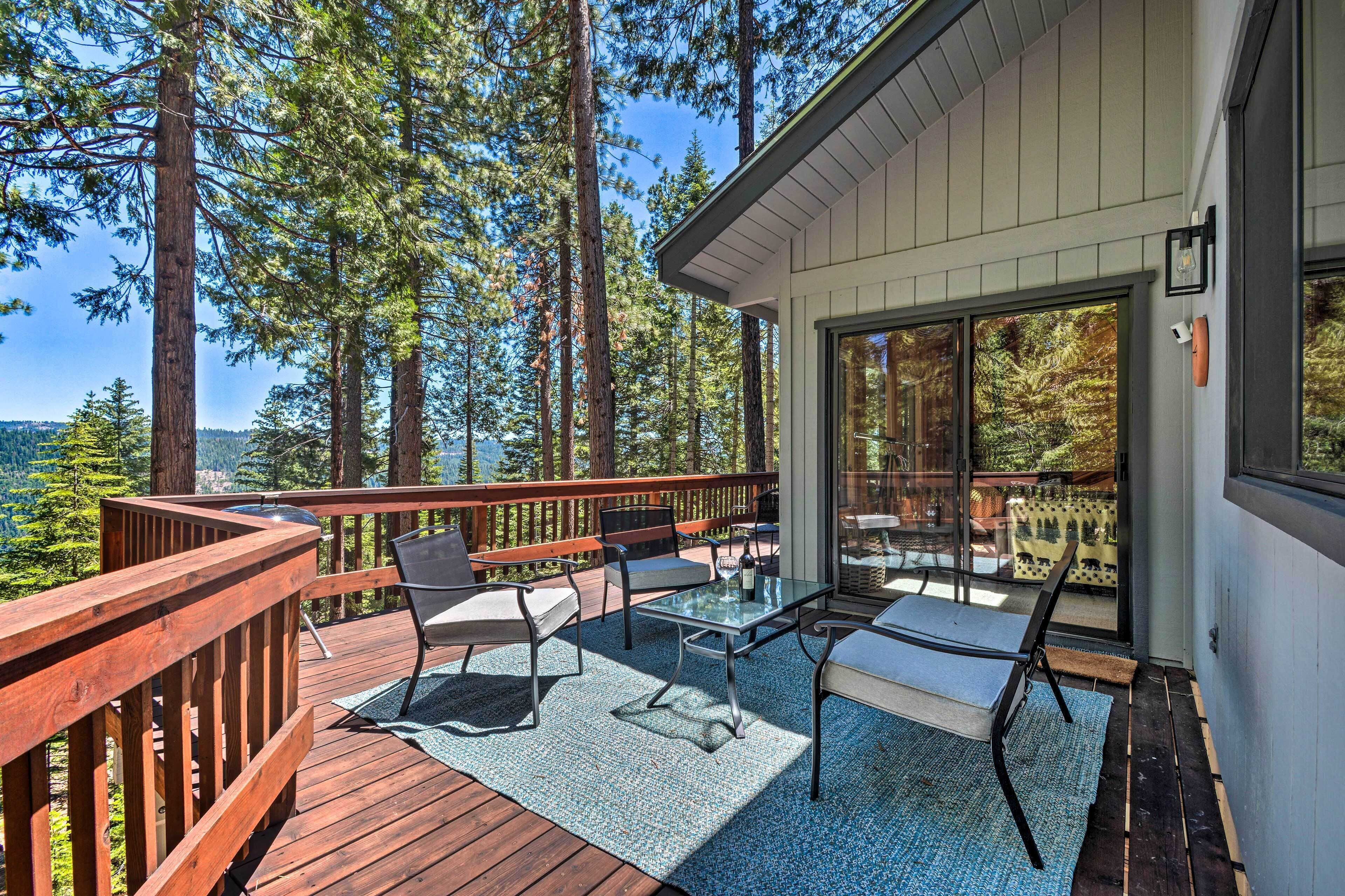Arnold Cabin: Hot Tub, Fire Pit & Epic Views!