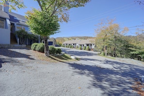 A residential street with houses, a gravel driveway, and trees. - All-season Base! Unit w/ Balcony in Beech Mountain (Banner Elk)