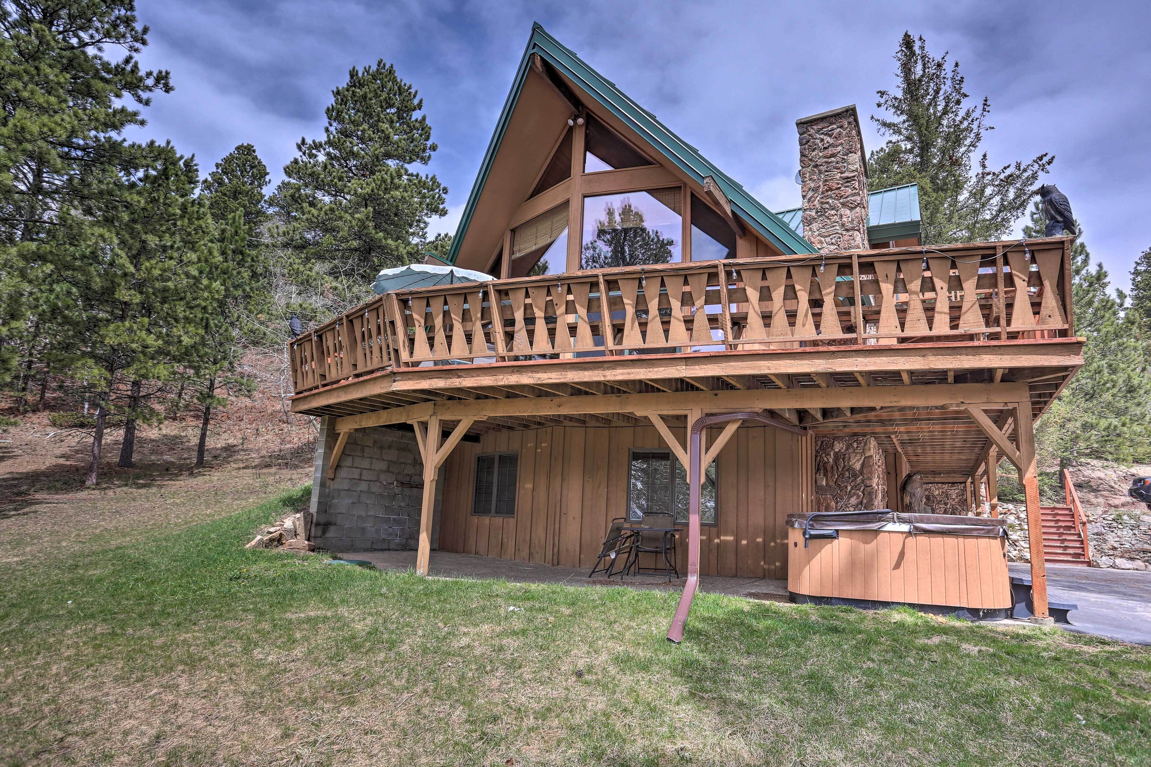 Black Hills Hideaway w/ Wraparound Deck & Hot Tub!