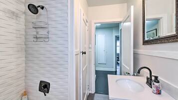 Cottage (3 Bedrooms) | Bathroom