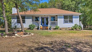 A single-story house with a front porch, a small garden with potted plants, and a mailbox. - 'blackberry Roost' Home ~ 4 Mi to Downtown Salado (Salado)