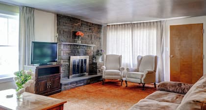 Charming Tropic Home by a Farm: Near Bryce Canyon!