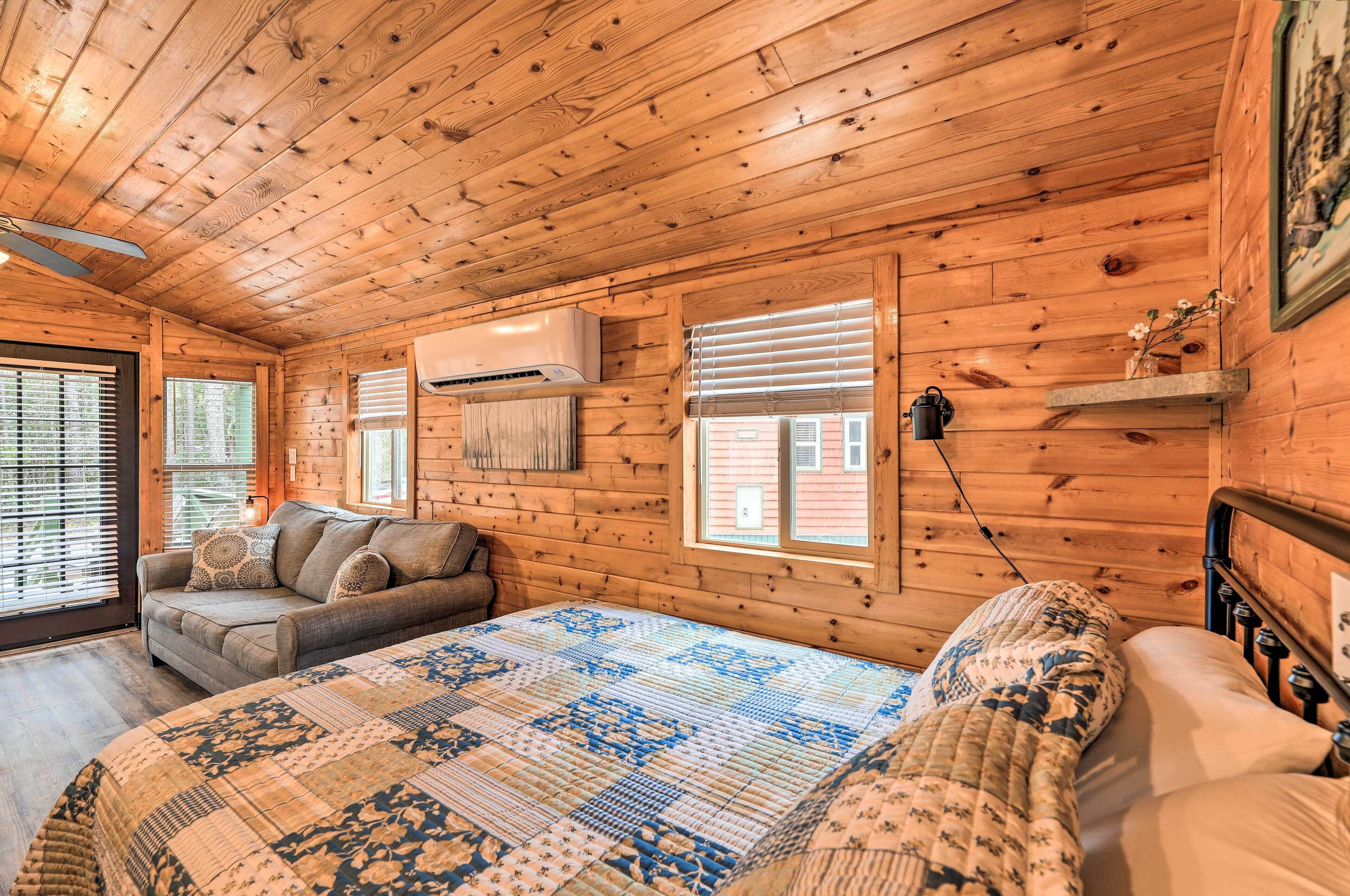 Beautiful New Bern Studio Cabin w/ Fire Pit!