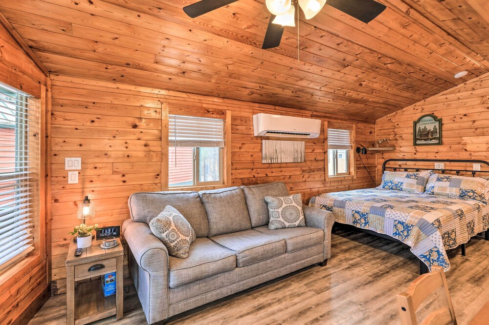 Beautiful New Bern Studio Cabin w/ Fire Pit!
