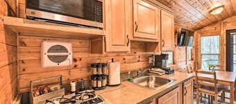 Beautiful New Bern Studio Cabin w/ Fire Pit!