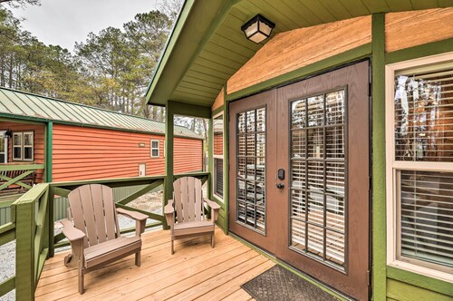 Beautiful New Bern Studio Cabin w/ Fire Pit!