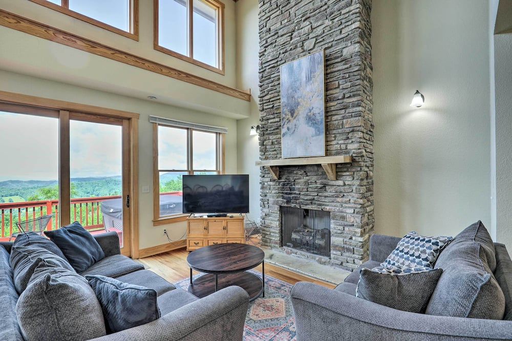 Getaway Chalet in Mars Hill w/ Hot Tub & Views! - Flag Pond, TN