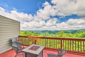 Interior - Getaway Chalet in Mars Hill w/ Hot Tub & Views! (Mars Hill)