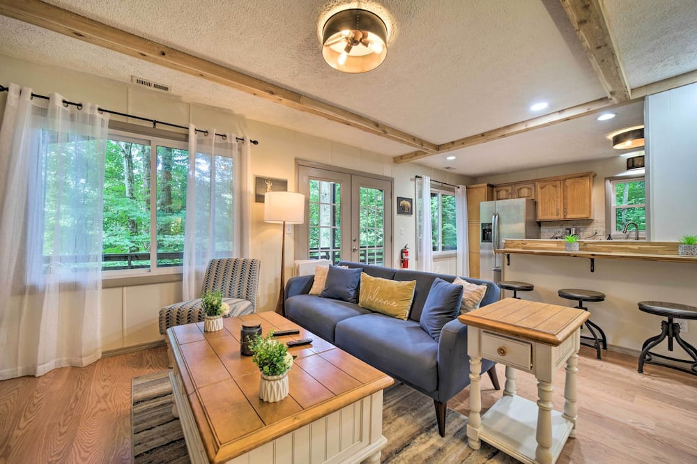 Charming Maggie Valley Getaway w/ Fire Pit! - Iron Duff, NC