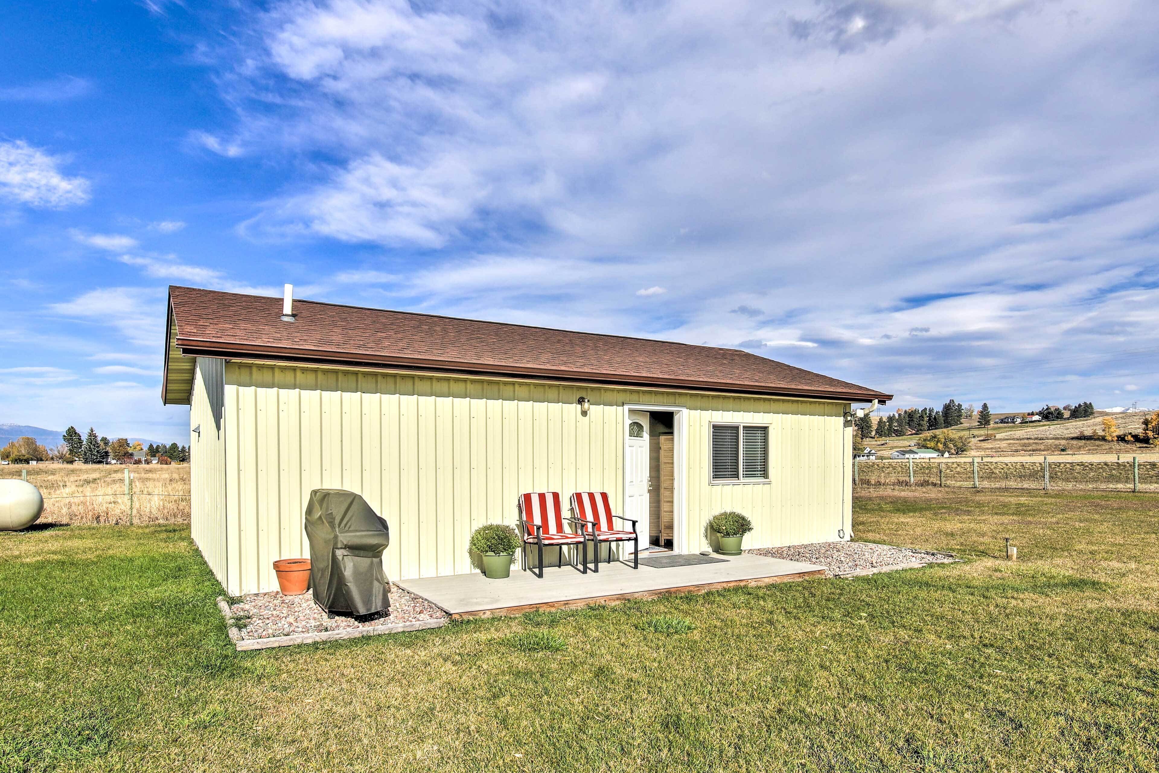 Cozy Cottage Studio: Stunning Mountain Views!