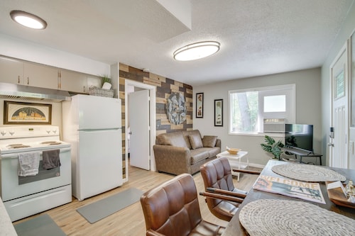 Cozy Roseburg Home w/ Fire Pit + Gas Grill!