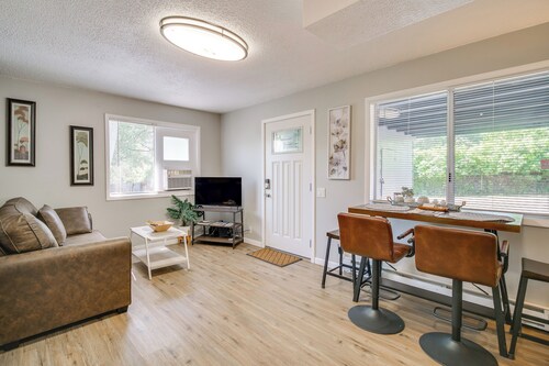 Cozy Roseburg Home w/ Fire Pit + Gas Grill!