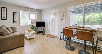 Cozy Roseburg Home w/ Fire Pit + Gas Grill!