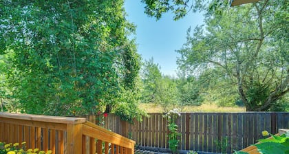 Cozy Roseburg Home w/ Fire Pit + Gas Grill!