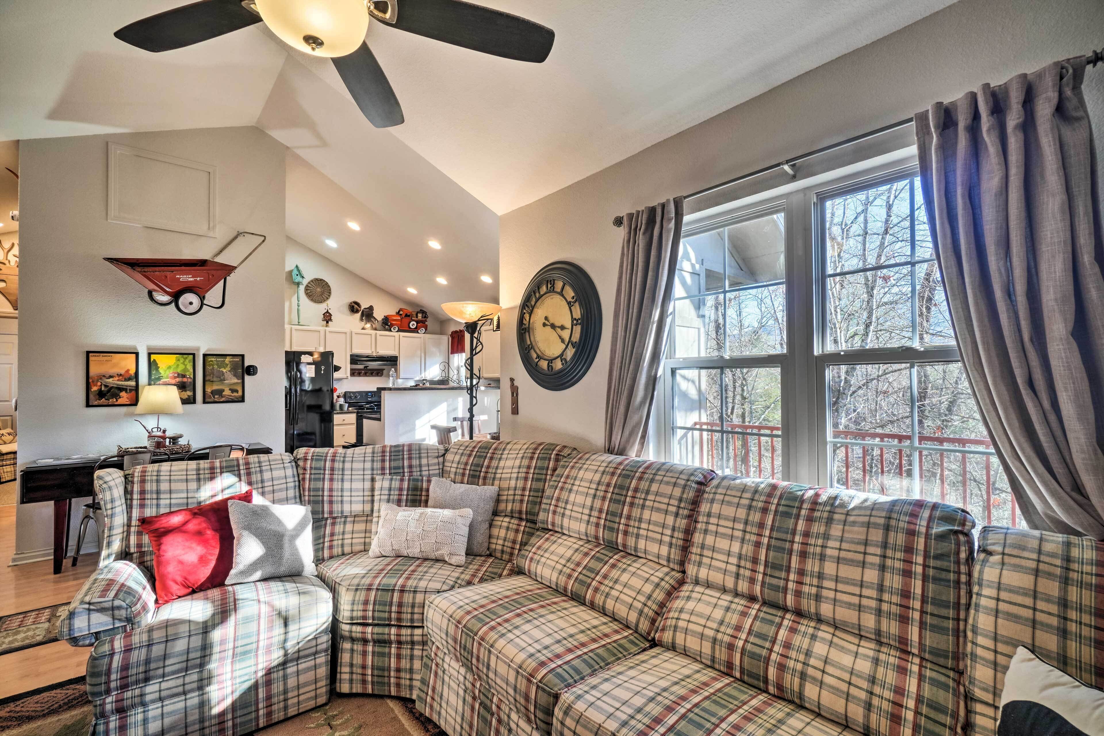 Comfy Gatlinburg Getaway w/ 3 Private Decks