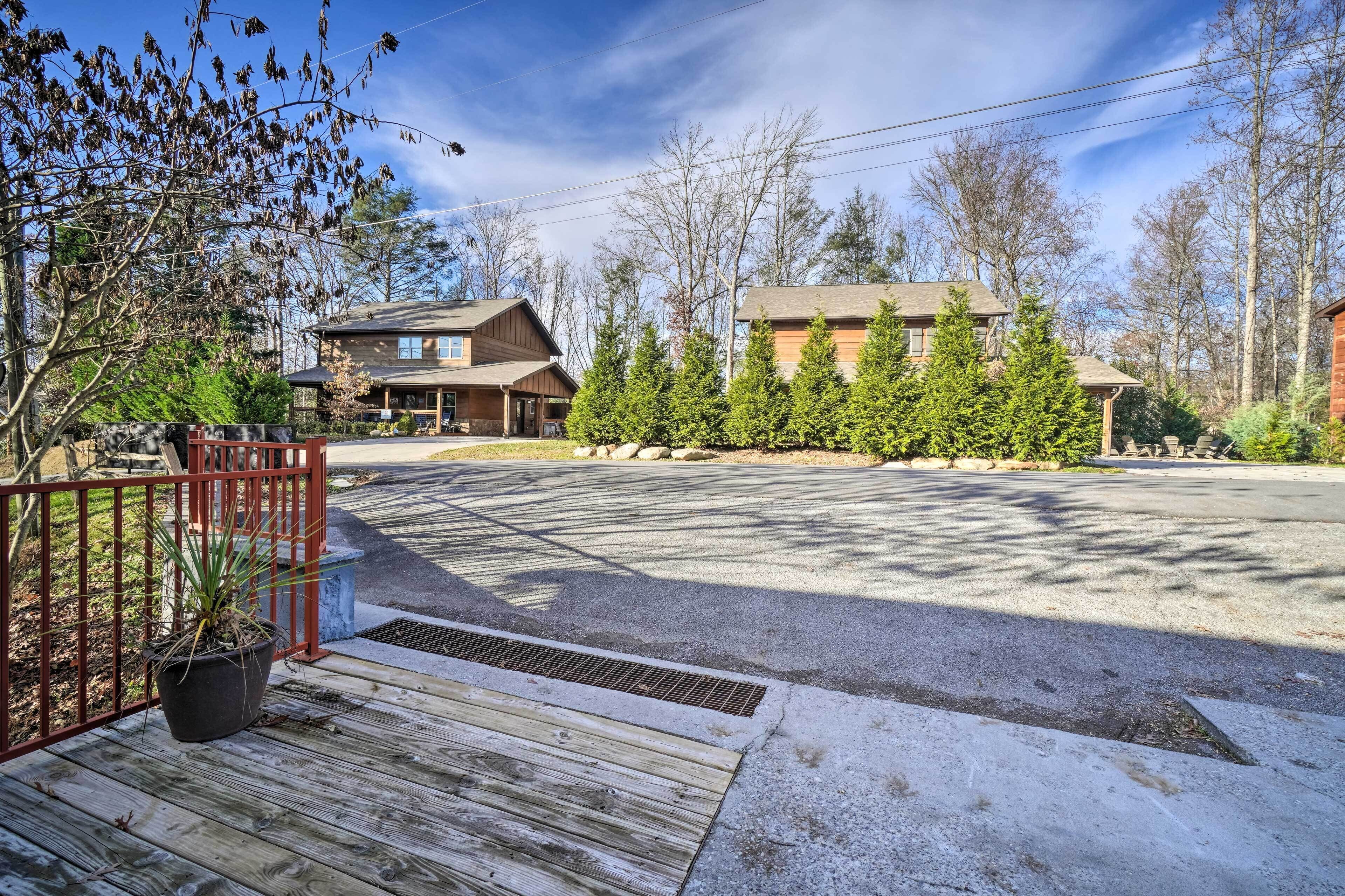 Comfy Gatlinburg Getaway w/ 3 Private Decks