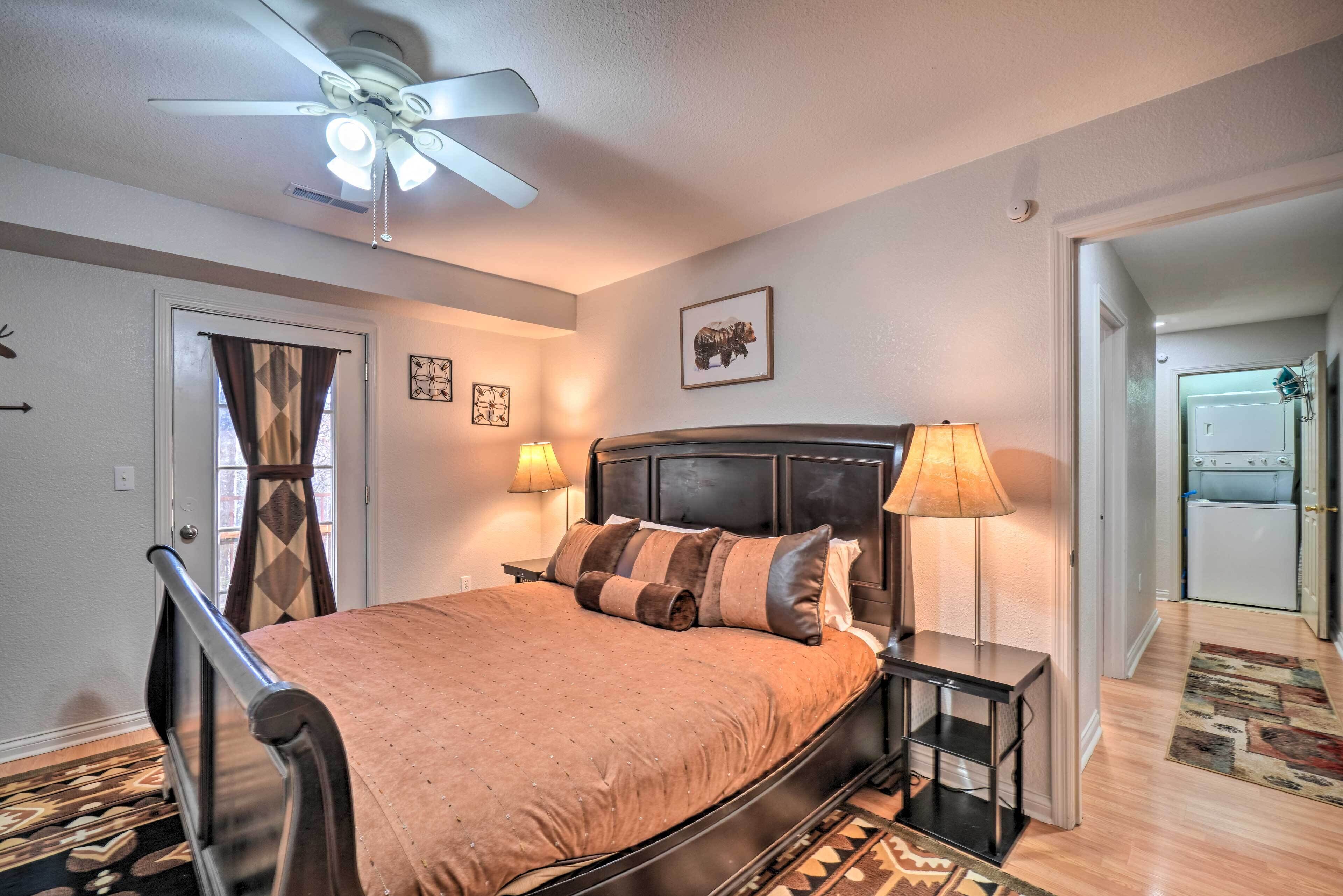 Comfy Gatlinburg Getaway w/ 3 Private Decks