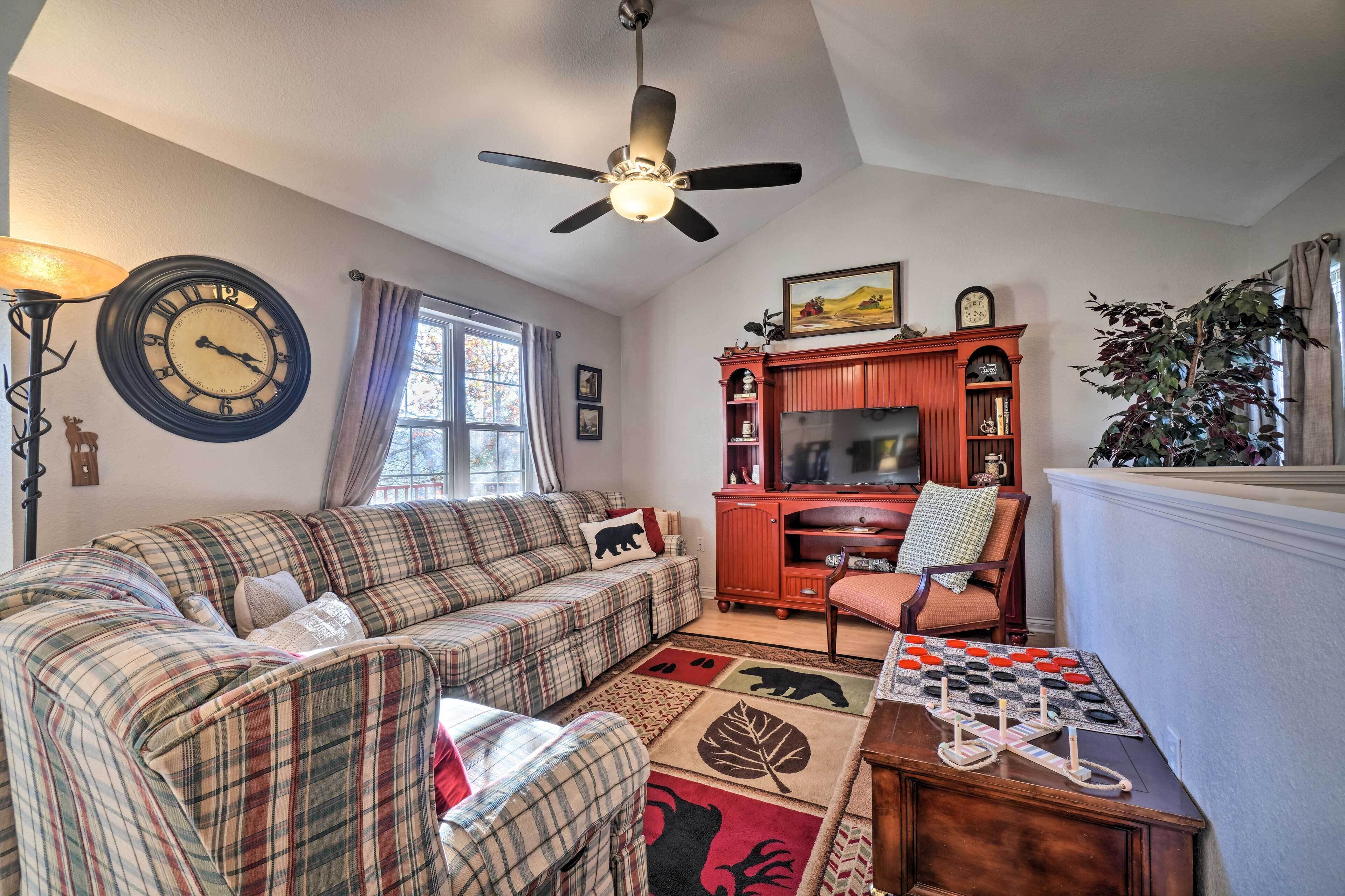 Comfy Gatlinburg Getaway w/ 3 Private Decks