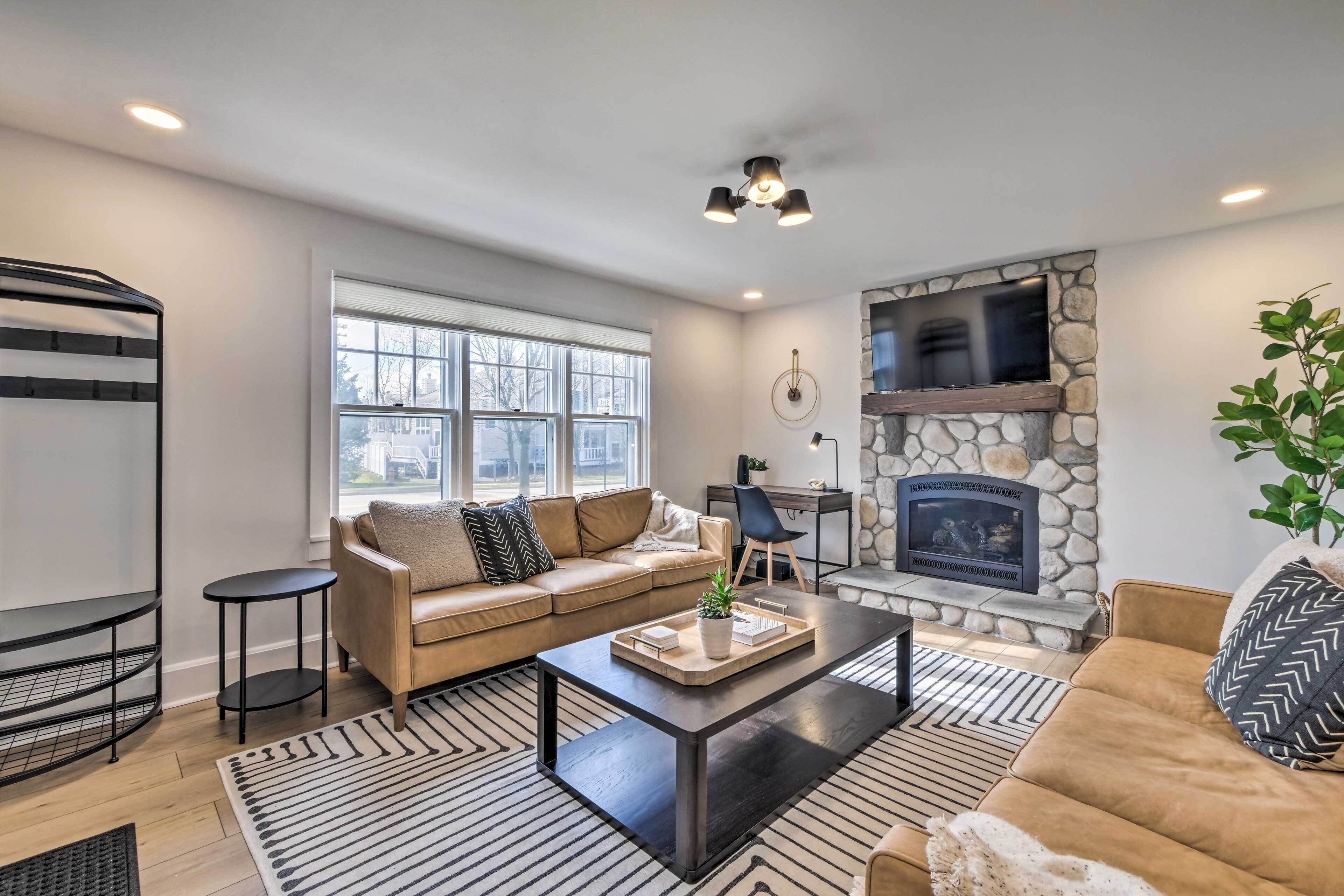 Chagrin Falls Home < Half-mi to Waterfall!