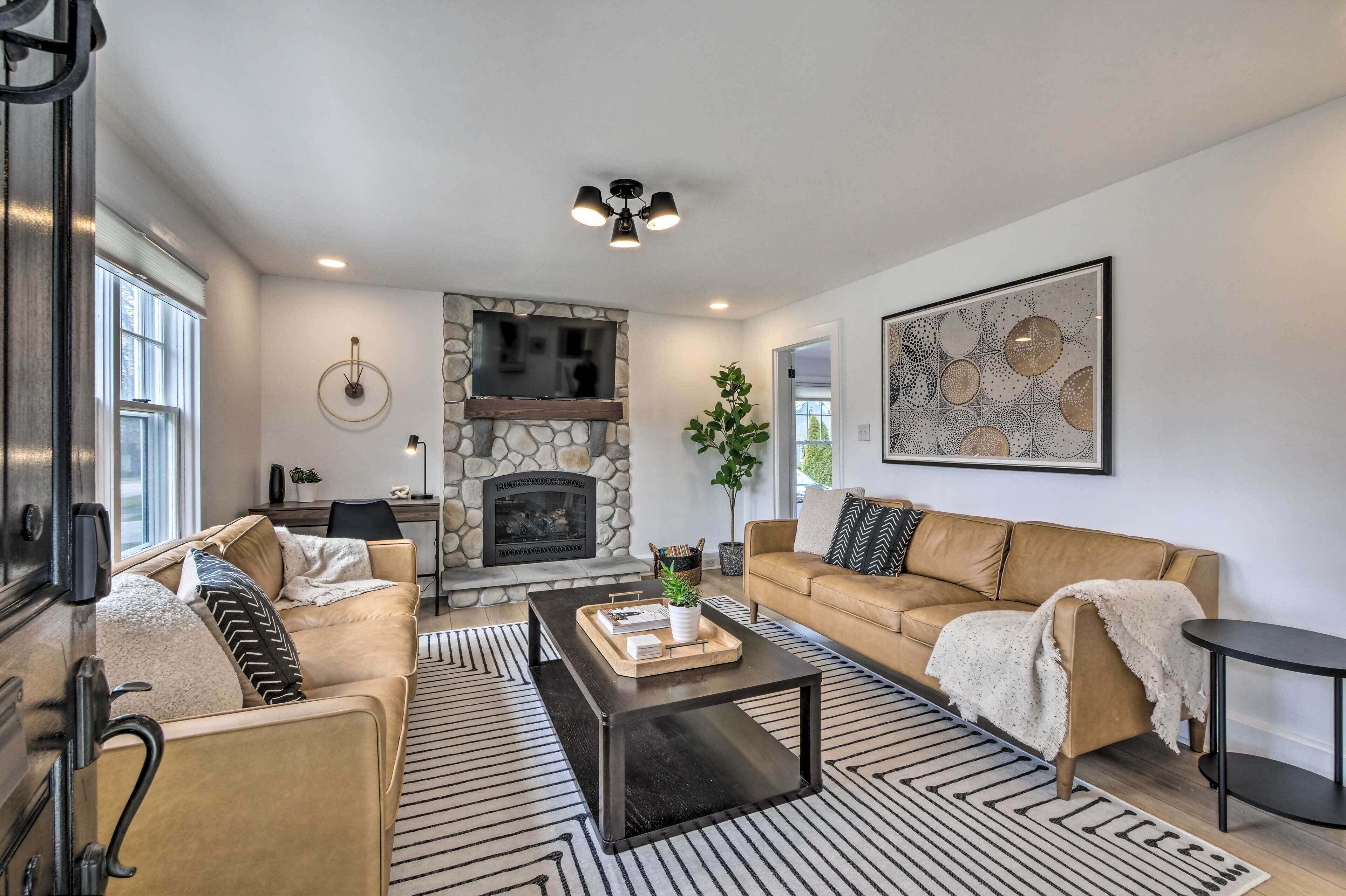 Chagrin Falls Home < Half-mi to Waterfall!