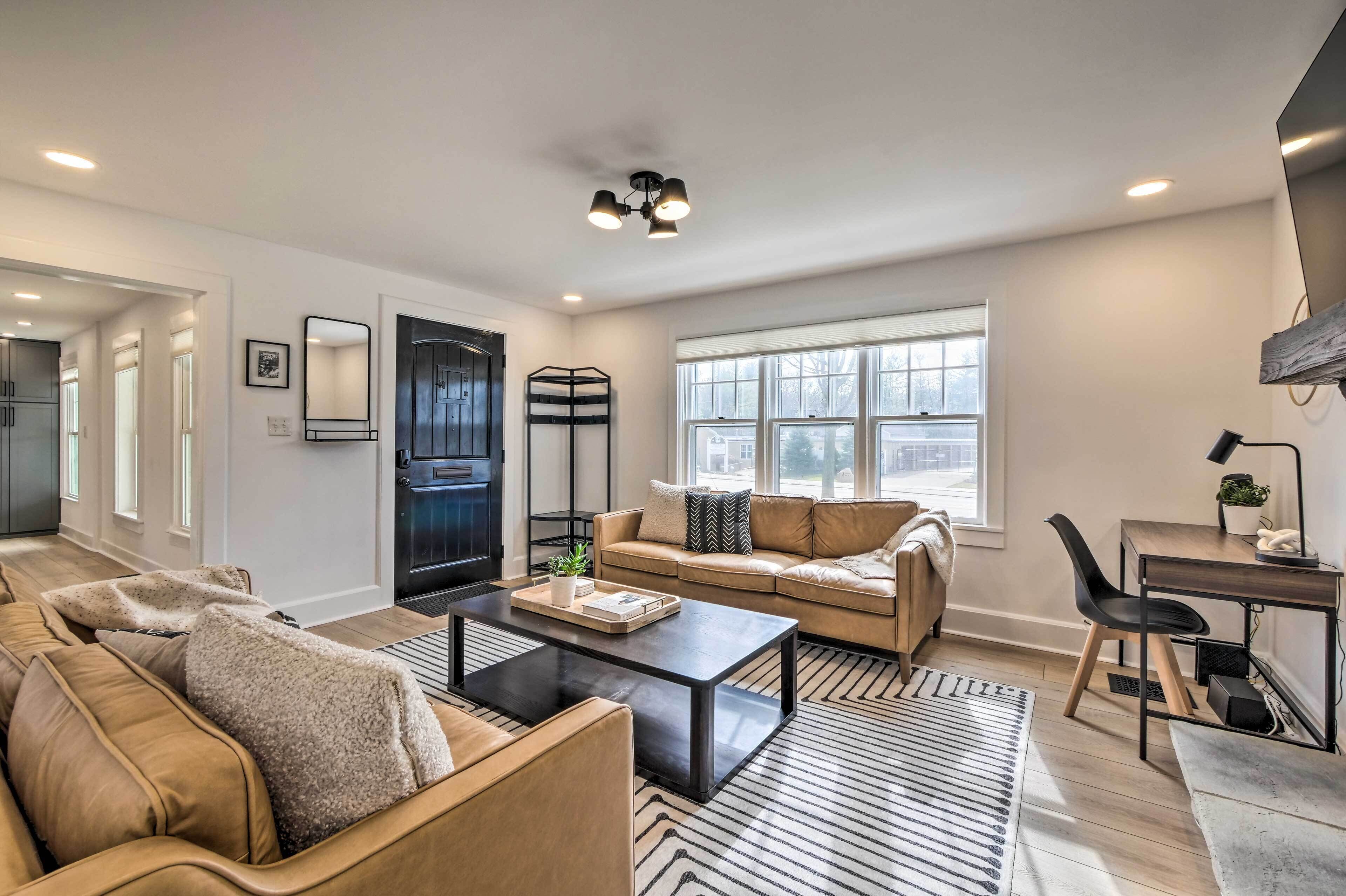 Chagrin Falls Home < Half-mi to Waterfall!