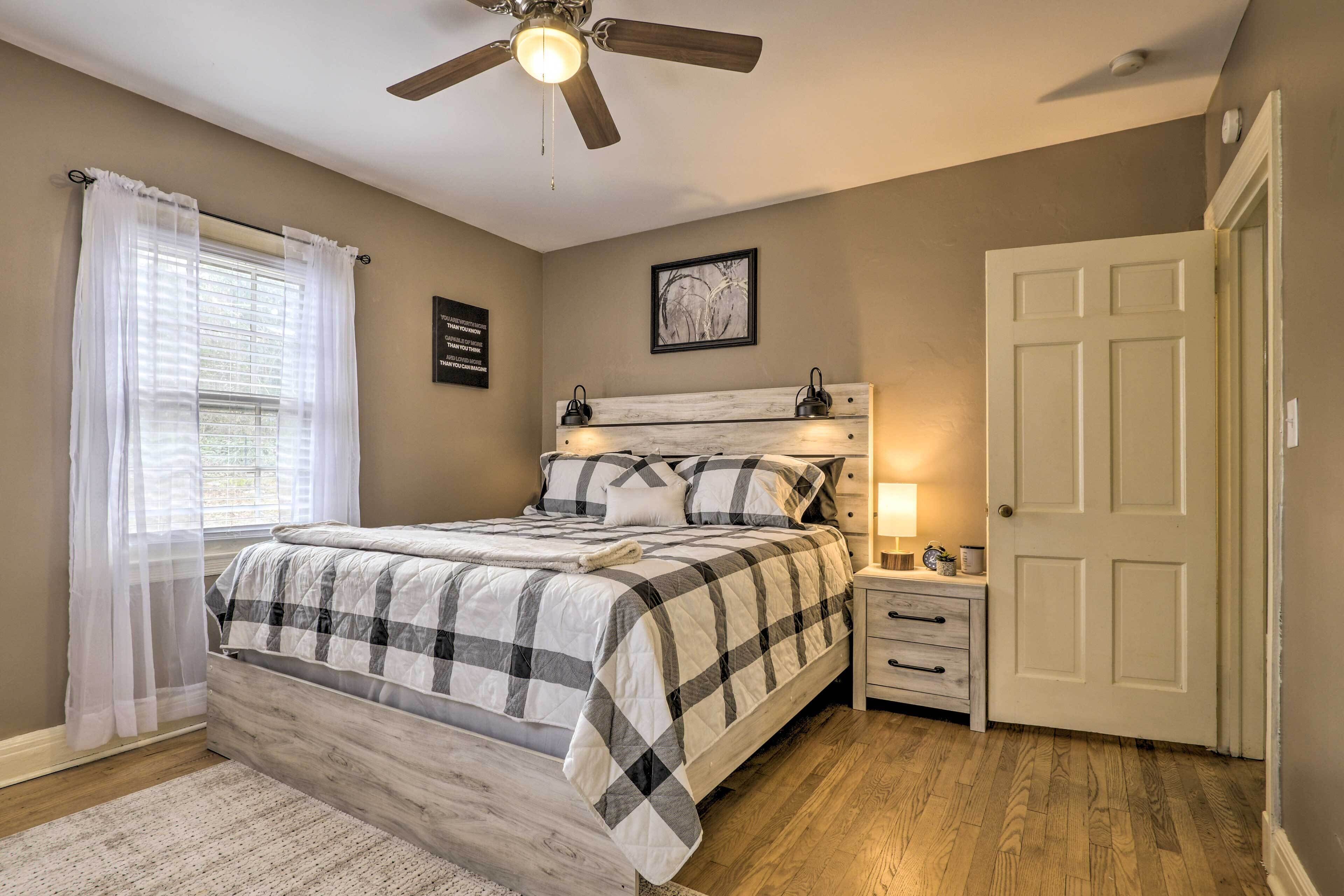 Chic & Cozy Greensboro Home, 2 Mi to Dtwn!