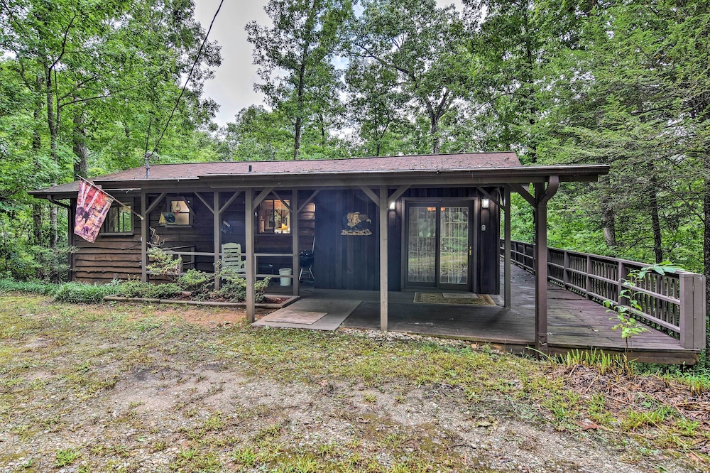 Cozy Robbinsville Cabin w/ Deck - By Fontana Lake