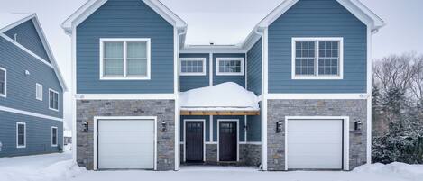 อพาร์ทเมนท์ (3 Bedrooms) | ด้านหน้าที่พัก